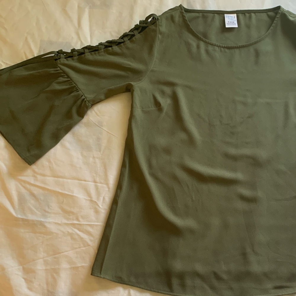 ✨Time and Tru Women’s Green Blouse Size 4-6